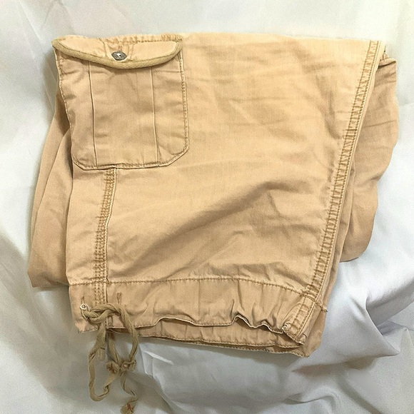 Levi’s Cargo Capris - Picture 4 of 8